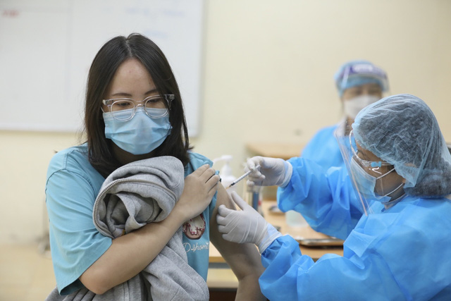 Ảnh: Học sinh Hà Nội đến trường tiêm vaccine phòng COVID-19 - Ảnh 7.