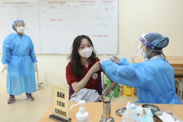 Ảnh: Học sinh Hà Nội đến trường tiêm vaccine phòng COVID-19 - Ảnh 10.