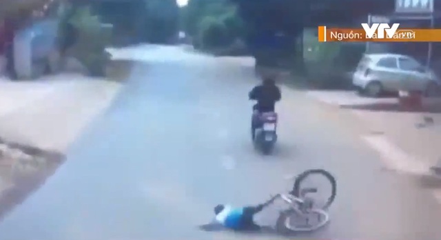 Học sinh đi xe đạp suýt gặp nạn vì sang đường bất cẩn - Ảnh 1.