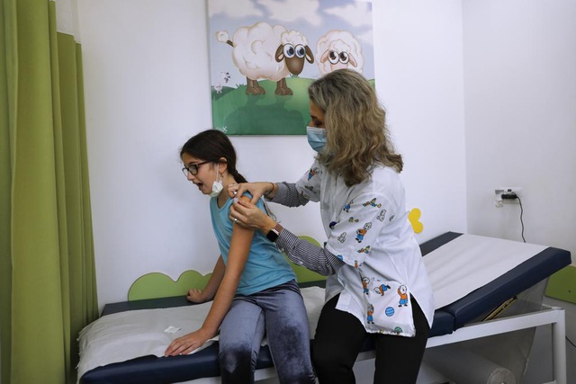 Tiêm vaccine cho trẻ em: Trọng tâm trong chiến lược đối phó với COVID-19 của Israel - Ảnh 1.