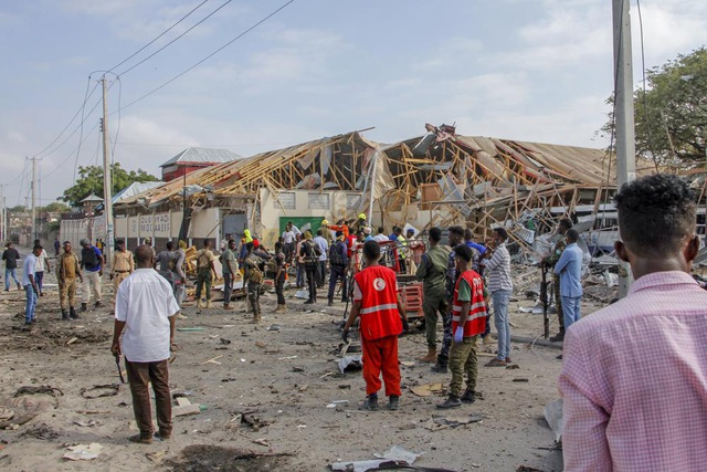 Nổ lớn làm rung chuyển thủ đô Somalia, khiến hàng chục người thương vong - Ảnh 2.