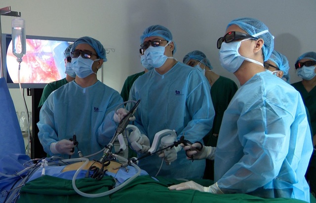 Lần đầu tiên Việt Nam ứng dụng robot cầm tay cơ học vào phẫu thuật nội soi - Ảnh 1.