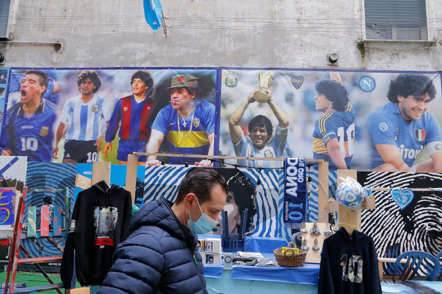 Thế giới tưởng niệm 1 năm ngày mất của Diego Maradona - Ảnh 3.