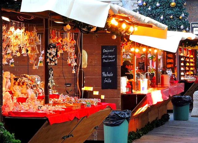 Không khí trầm lắng tại các chợ Giáng sinh châu Âu - Ảnh 1.