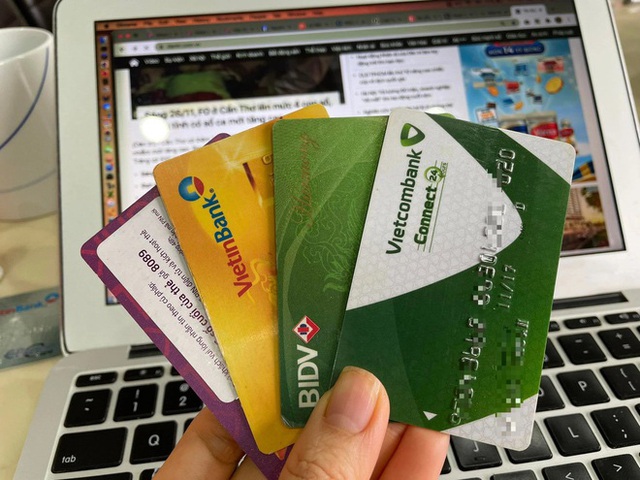 Không muốn thẻ ATM của bạn bị khai tử sớm? Hãy xem hình ảnh này để biết thêm về những lưu ý quan trọng khi sử dụng thẻ ATM và giữ gìn thẻ của bạn luôn sáng bóng!