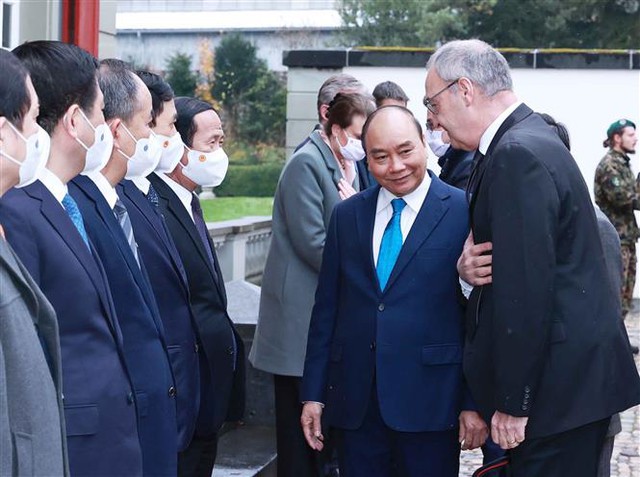 Lễ đón chính thức Chủ tịch nước Nguyễn Xuân Phúc thăm Liên bang Thụy Sĩ - Ảnh 6.