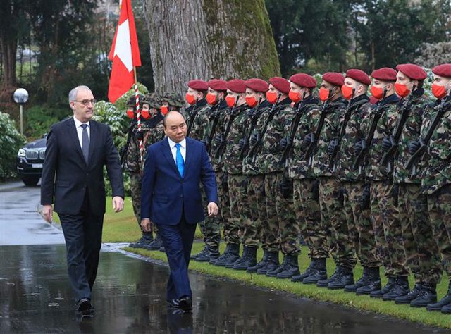 Lễ đón chính thức Chủ tịch nước Nguyễn Xuân Phúc thăm Liên bang Thụy Sĩ - Ảnh 4.