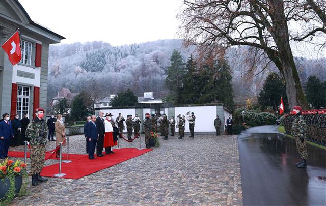 Lễ đón chính thức Chủ tịch nước Nguyễn Xuân Phúc thăm Liên bang Thụy Sĩ - Ảnh 2.