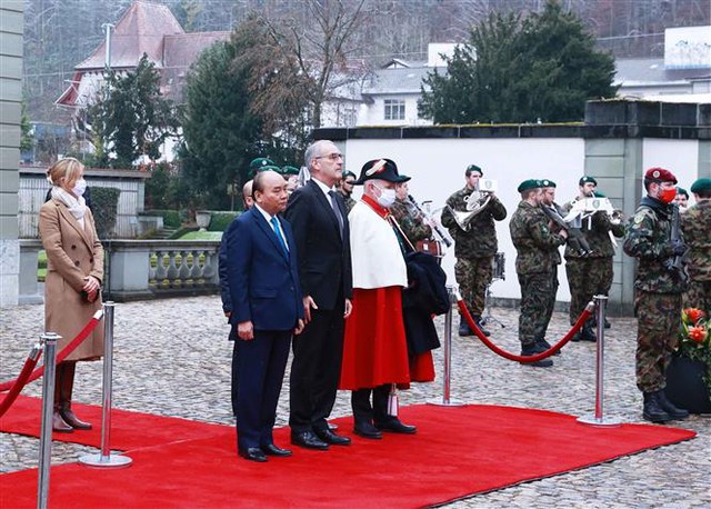 Lễ đón chính thức Chủ tịch nước Nguyễn Xuân Phúc thăm Liên bang Thụy Sĩ - Ảnh 1.