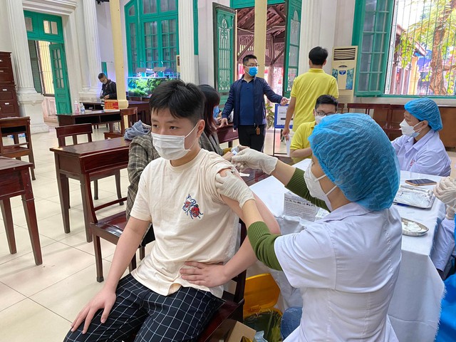 Hà Nội bắt đầu tiêm vaccine ngừa COVID-19 cho học sinh lớp 9 - Ảnh 5.
