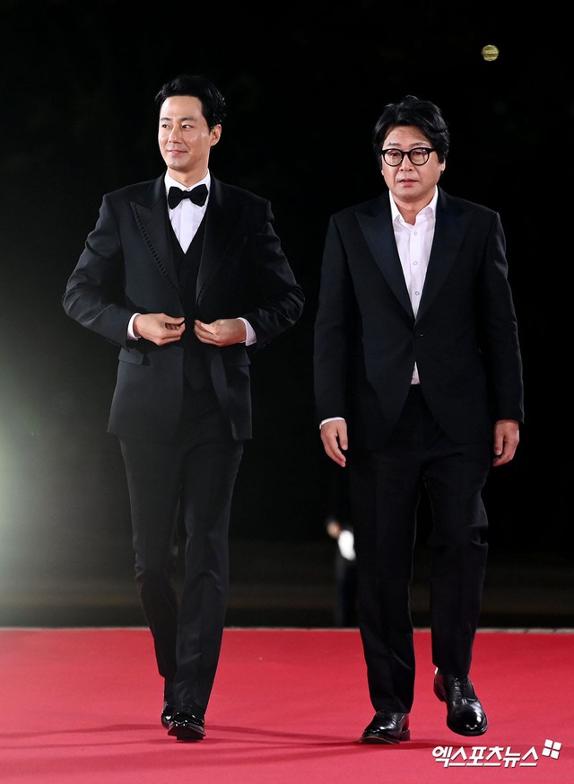 Cùng theo dõi lễ trao giải điện ảnh tại Hàn Quốc để xem các sao Hàn tham gia và cái nhìn của bảo chủ tại các giải thưởng danh giá.