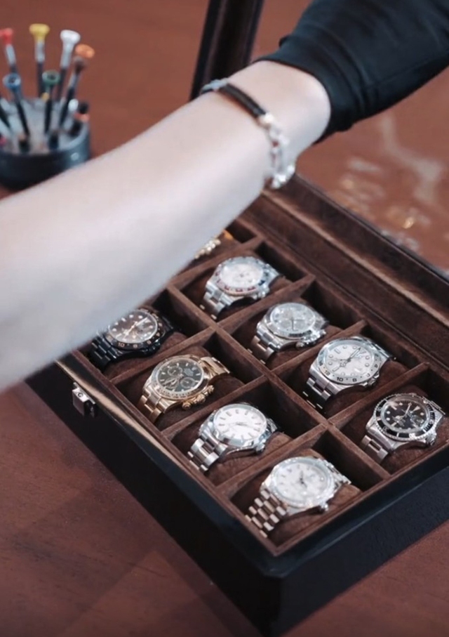Cựu ngôi sao TVB khoe bộ sưu tập đồng hồ khủng, hơn 40 chiếc Rolex - Ảnh 1.