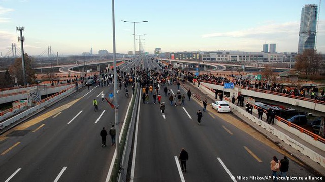 Hàng trăm nhà hoạt động chống khai thác mỏ ở Serbia chặn đường để phản đối luật mới - Ảnh 1.