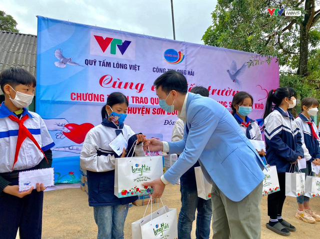 Quỹ Tấm lòng Việt trao 70 suất học bổng cho học sinh tỉnh Tuyên Quang - Ảnh 4.