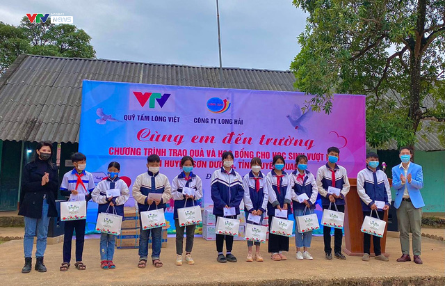 Quỹ Tấm lòng Việt trao 70 suất học bổng cho học sinh tỉnh Tuyên Quang - Ảnh 3.