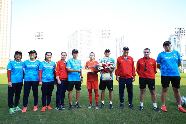 Đội tuyển nữ Việt Nam tập buổi đầu tiên chuẩn bị cho VCK Asian Cup 2022 - Ảnh 2.