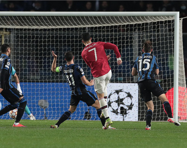 Lập cú đúp vào lưới Atalanta, Ronaldo chính thức vượt mặt Solskjaer - Ảnh 1.