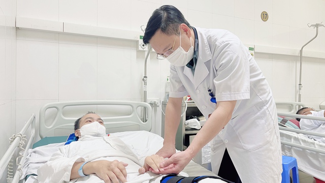 Biến dạng khớp do bệnh gout, bệnh nhân phải phẫu thuật thay khớp gối 2 bên - Ảnh 2.