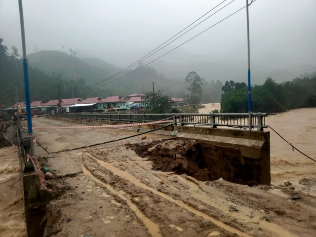 Mưa lớn gây cô lập huyện Nam Trà My - Ảnh 2.