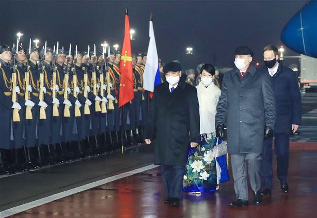 Chủ tịch nước Nguyễn Xuân Phúc và Phu nhân đến Thủ đô Moscow, thăm chính thức Liên Bang Nga - Ảnh 2.