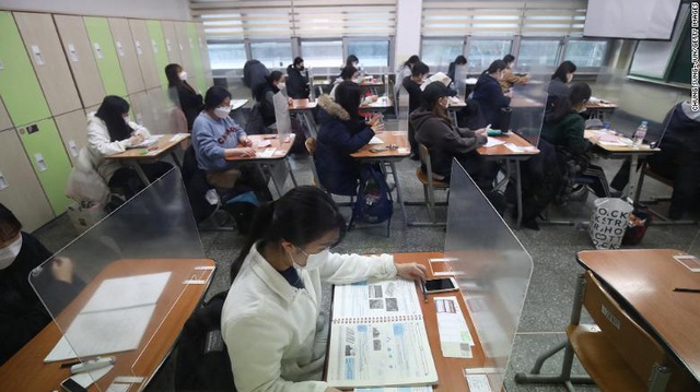 Hàn Quốc mở trung tâm cách ly cho học sinh mắc COVID-19 tham gia thi đại học - Ảnh 1.