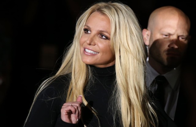 Thoát khỏi quyền giám hộ, Britney Spears vẫn bị bố ruột đòi tiền - Ảnh 1.