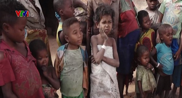 Đói nghèo cùng cực, nhiều người dân Madagascar phải ăn những miếng da giày - Ảnh 1.