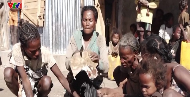Đói nghèo cùng cực, nhiều người dân Madagascar phải ăn những miếng da giày - Ảnh 2.