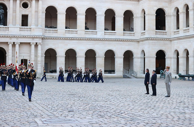 Lễ đón chính thức Thủ tướng Phạm Minh Chính thăm Cộng hòa Pháp - Ảnh 7.