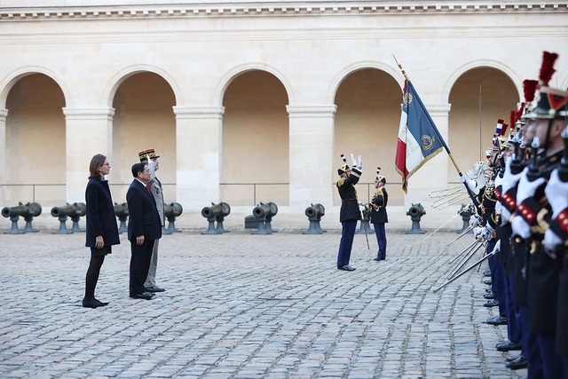 Lễ đón chính thức Thủ tướng Phạm Minh Chính thăm Cộng hòa Pháp - Ảnh 4.