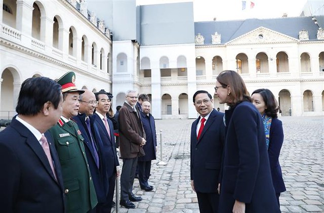 Lễ đón chính thức Thủ tướng Phạm Minh Chính thăm Cộng hòa Pháp - Ảnh 10.