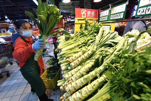 Giá rau tại Trung Quốc tăng mạnh, có loại đắt gấp đôi thịt lợn - Ảnh 1.