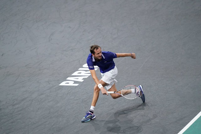 Daniil Medvedev giành chiến thắng thuyết phục trước Hugo Gaston để tiến vào bán kết Paris Masters - Ảnh 2.
