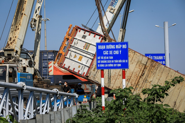Xe container bị lật trên cầu Thanh Trì, ùn tắc kéo dài - Ảnh 4.