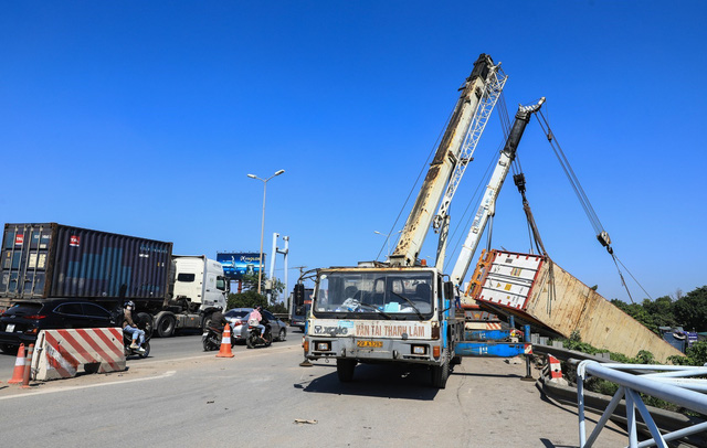 Xe container bị lật trên cầu Thanh Trì, ùn tắc kéo dài - Ảnh 2.