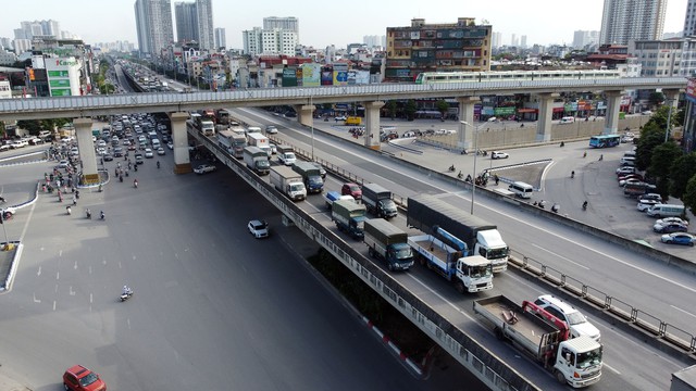 Xe container bị lật trên cầu Thanh Trì, ùn tắc kéo dài - Ảnh 7.
