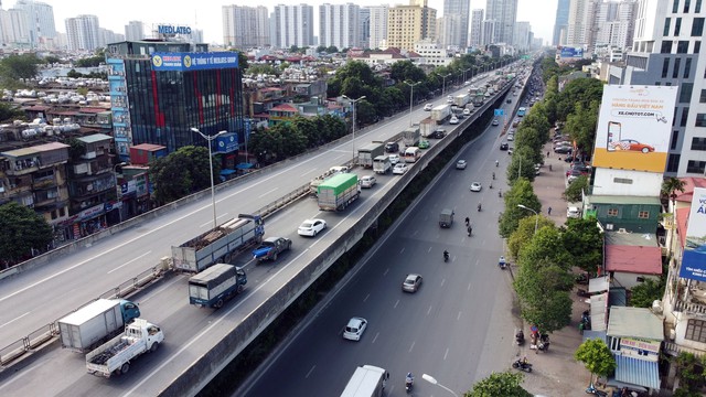 Xe container bị lật trên cầu Thanh Trì, ùn tắc kéo dài - Ảnh 9.