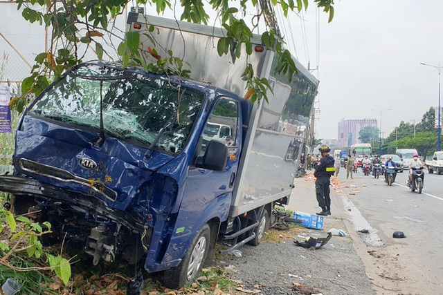 Xe tải mất lái tông hàng loạt xe máy, nhiều người bị thương - Ảnh 1.