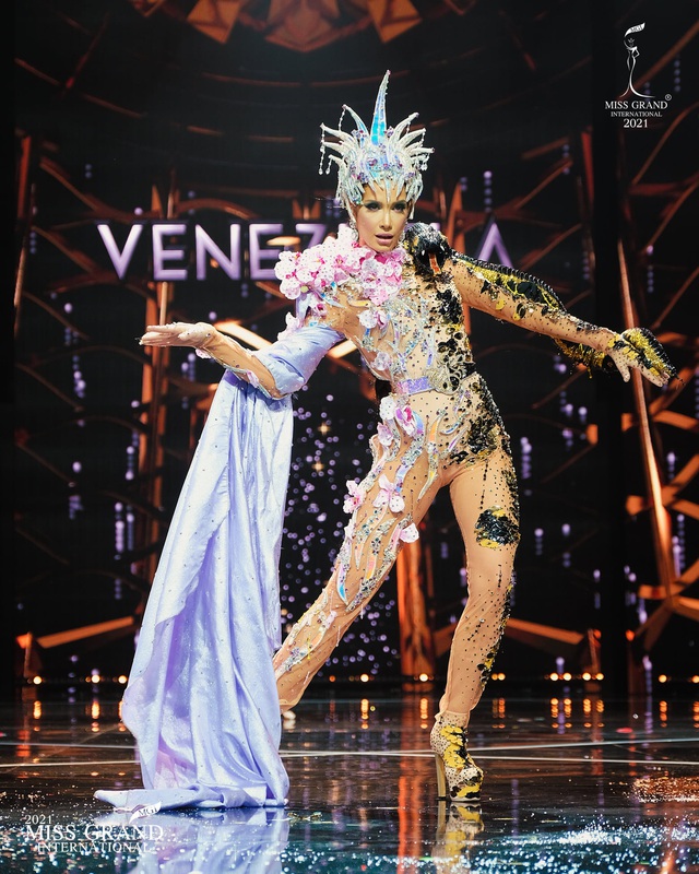 Miss Grand International 2021: Thùy Tiên tỏa sáng ở phần thi trang phục dân tộc dù gặp sự cố - Ảnh 6.