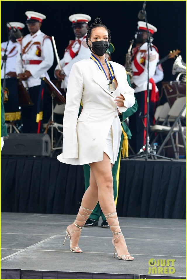 Rihanna được nhận danh hiệu Anh hùng dân tộc của Barbados - Ảnh 2.