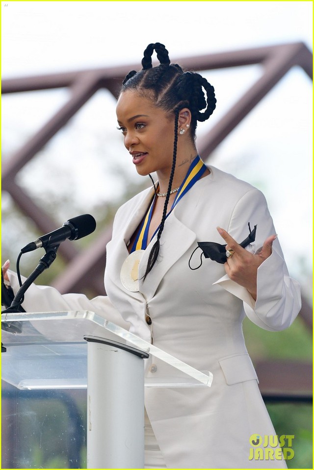 Rihanna được nhận danh hiệu Anh hùng dân tộc của Barbados - Ảnh 4.
