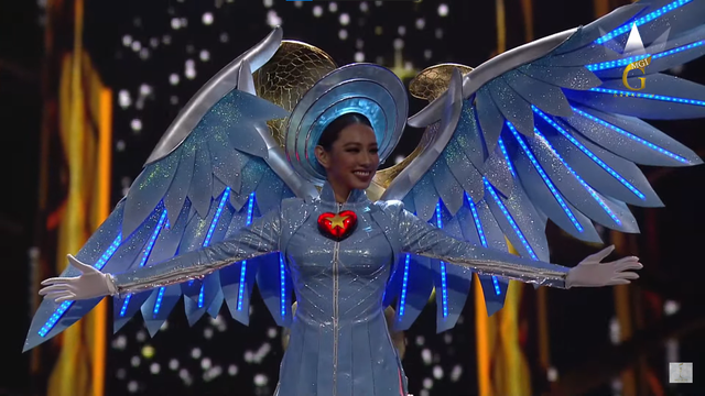 Miss Grand International 2021: Thùy Tiên tỏa sáng ở phần thi trang phục dân tộc dù gặp sự cố - Ảnh 3.