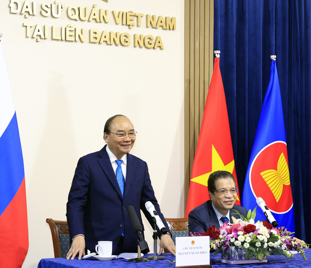Chủ tịch nước gặp mặt cán bộ, nhân viên Đại sứ quán Việt Nam tại Liên bang Nga - Ảnh 1.