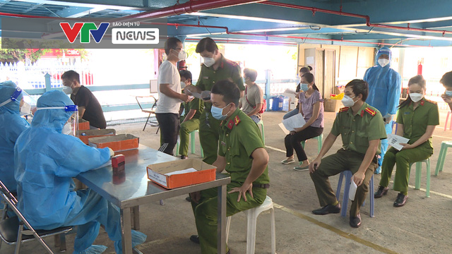 Ngày đầu tiêm mũi 3 vaccine phòng COVID-19 tại TP Hồ Chí Minh - Ảnh 3.
