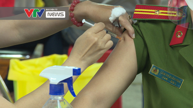 Ngày đầu tiêm mũi 3 vaccine phòng COVID-19 tại TP Hồ Chí Minh - Ảnh 5.