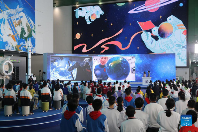 Lớp học trực tuyến từ trạm vũ trụ truyền cảm hứng cho học sinh tại Trung Quốc - Ảnh 1.