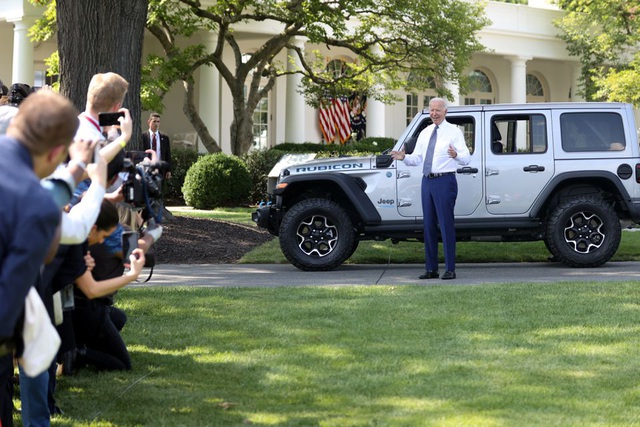 Tổng thống Mỹ ký sắc lệnh đến năm 2035 chính phủ chấm dứt mua ô tô chạy bằng khí đốt - Ảnh 1.