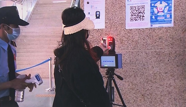 Trải nghiệm camera quét mã QR để phòng dịch tại nhà ga Cát Linh - Ảnh 1.