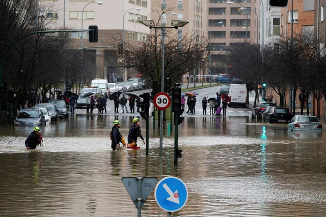 Bão Barra tràn xuống miền Bắc Tây Ban Nha gây lũ lụt nghiêm trọng - Ảnh 4.