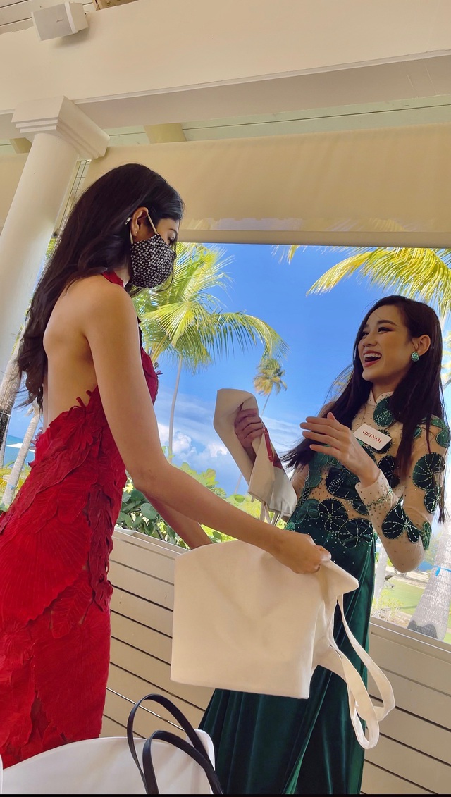 Đỗ Thị Hà diện áo dài Rau má, tặng quà cho các thí sinh Miss World 2021 - Ảnh 1.
